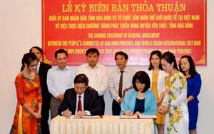 Đồng chí Bùi Văn Cửu, Phó Chủ tịch UBND tỉnh và bà Trần Thu Hiền, Trưởng đại diện tổ chức Tầm nhìn thế giới Quốc tế tại Việt Nam ký biên bản thỏa thuận triển khai dự án.